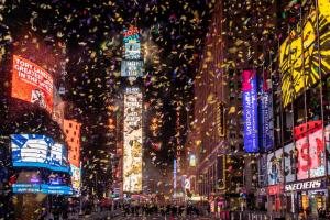 Times Square, em Nova York,  tomada por confetes na chegada de 2021, nesta sexta-feira (1)