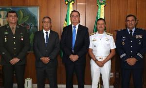 Bolsonaro com o ministro da Defesa e os novos comandantes das Foras Armadas