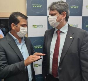 Presidente da ATM e prefeito de Talism, Diogo Borges, em conversa com o Ministro da Infraestrutura, Tarcsio Freitas