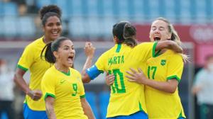 Jogadoras brasileiras comemoram um dos gols da vitria sobre a China
