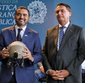 Ladeado pelo presidente Bolsonaro e o ministro Anderson Torres, o governador Wanderlei Barbosa segura um dos capacetes balísticos destinados ao Tocantins -