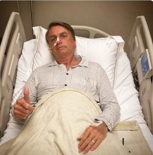 Presidente Jair Bolsonaro em hospital em So Paulo nesta segunda-feira (3).