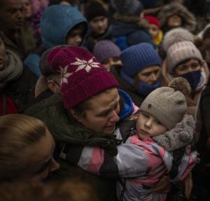 Famlias ucranianas tentam embarcar em trens na estao de Kiev