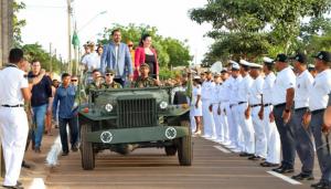Governador Wanderlei Barbosa e a prefeita de Palmas Cinthia Ribeiro prestigiaram o Desfile Cvico Militar -