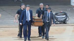 Delegado Sandro Avelar, diretor executivo da Polcia Federal ( esquerda) ajuda a carregar caixo com remanescentes humanos encontrados no Amazonas chega no Aeroporto de Braslia