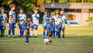 Escolinha de futebol do 1 BPM proporciona treinamentos regulares, participaes em competies, eventos sociais e confraternizaes entre os alunos -