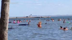 Banhistas aproveitando praia no Tocantins 