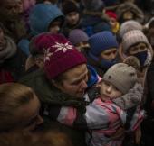 Famílias ucranianas tentam embarcar em trens na estação de Kiev