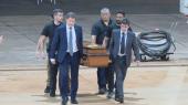 Delegado Sandro Avelar, diretor executivo da Polícia Federal (à esquerda) ajuda a carregar caixão com remanescentes humanos encontrados no Amazonas chega no Aeroporto de Brasília