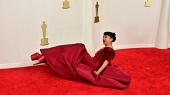 Com saltos altssimos e vestido longo, atriz leva tombo no tapete vermelho do Oscar 2024