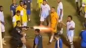 Policial atira em goleiro com bala de borracha durante confuso no Campeonato Goiano
