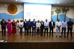 Conselheiros posam para foto ao lado de prefeitos e prefeitas dos municpios jurisdicionados  Terceira Relatoria