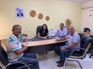 O presidente Assis Moura e seu assessor especial Virgulino Gomes da Rocha, recebidos pela Prof Edilene e Flvio do RH da SRE