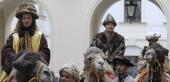 Homens montam camelos fantasiados como os Trs Reis Magos para participar de uma procisso em Praga (Repblica Tcheca)
